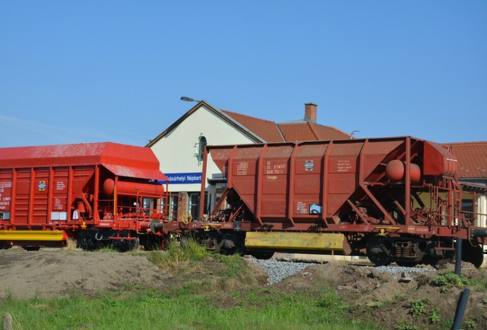 Tram-train: vonat haladt át a kisállomáson