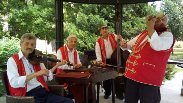 Vasárnap cigányzenekar játszott a Fekete Sas előtt