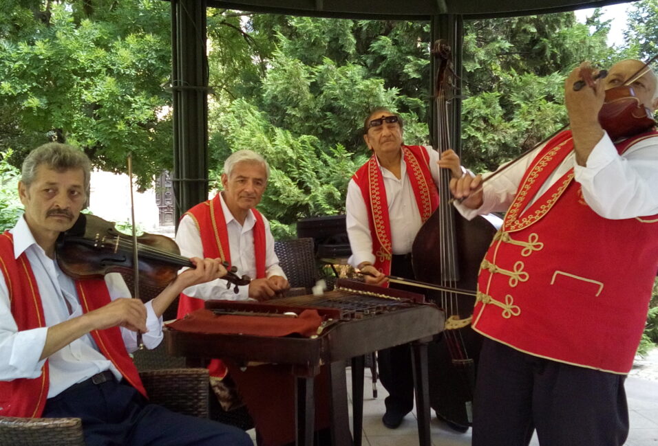 Vasárnap cigányzenekar játszott a Fekete Sas előtt