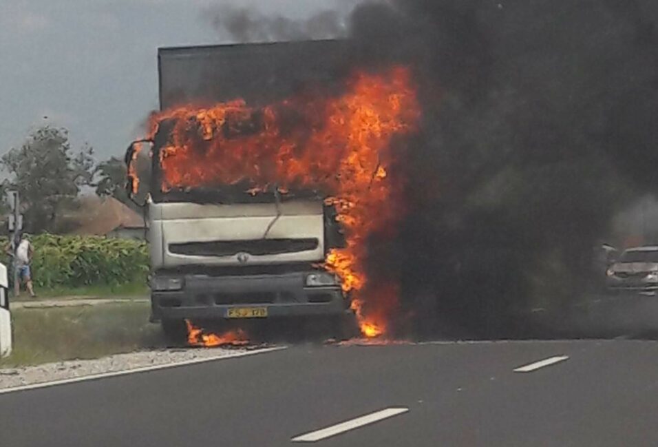 Teherautó égett a 47-es főúton Székkutasnál