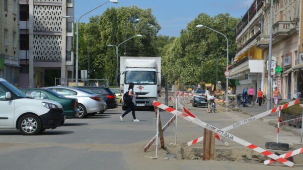 A jövő hónap végéig lyukat marad az Andrássy úti kirakatsor