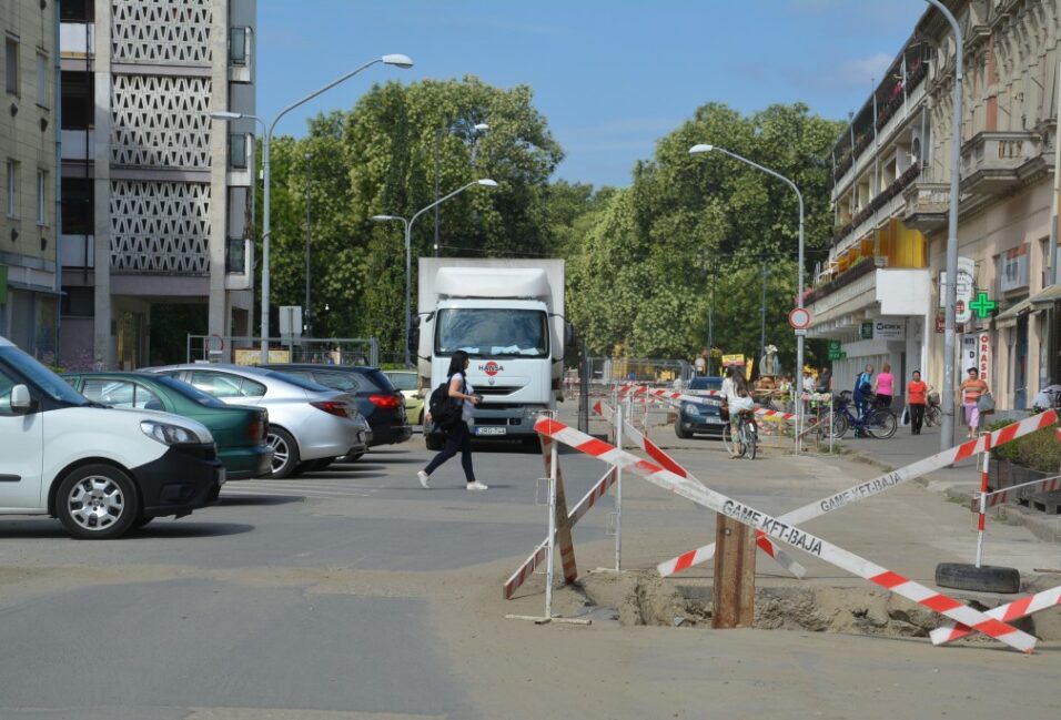 A jövő hónap végéig lyukat marad az Andrássy úti kirakatsor