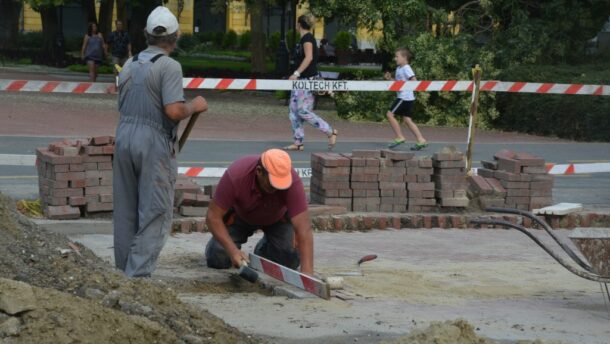 Csak a díszburkolatot foltozták a belvárosban