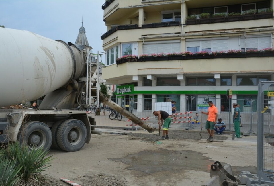 Kifoltozták az Andrássy úti kirakatsort