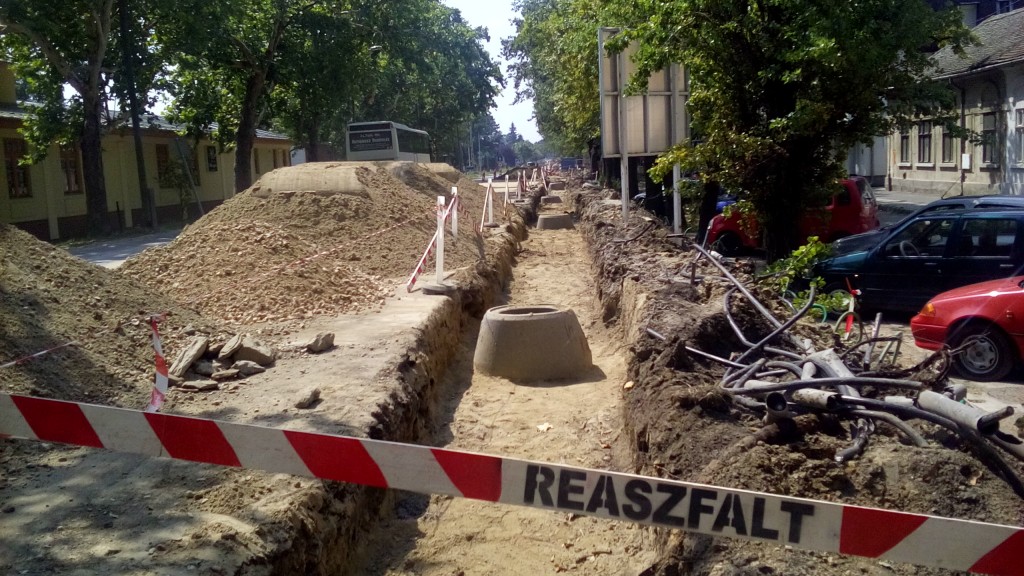 Magas talajvízszint hátráltatja a közműcserét az Ady Endrén