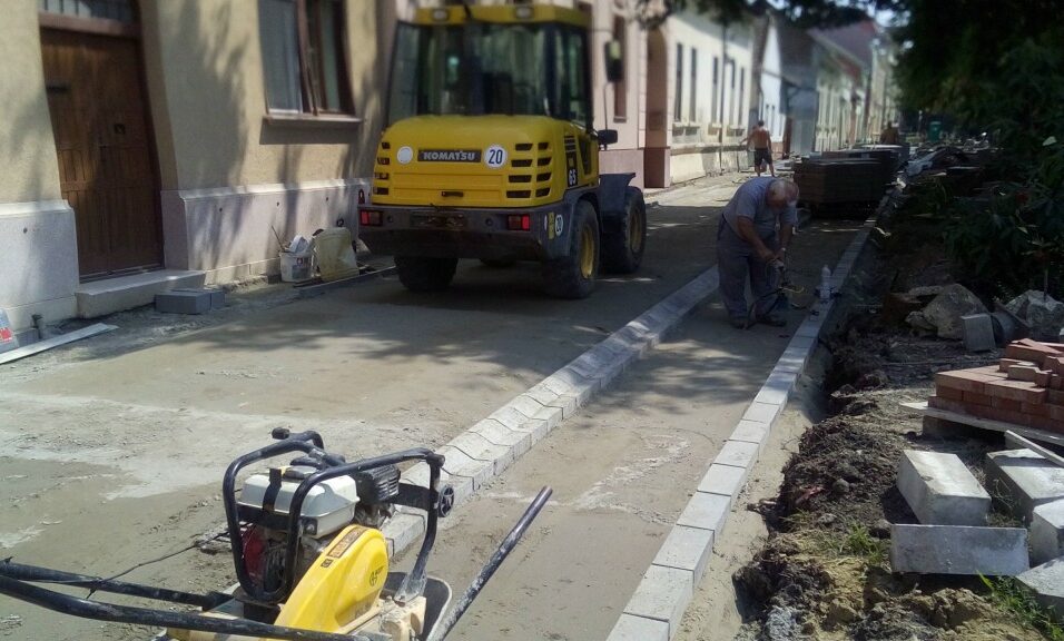 Már a közvilágítást szerelik a Hősök tere sétányán