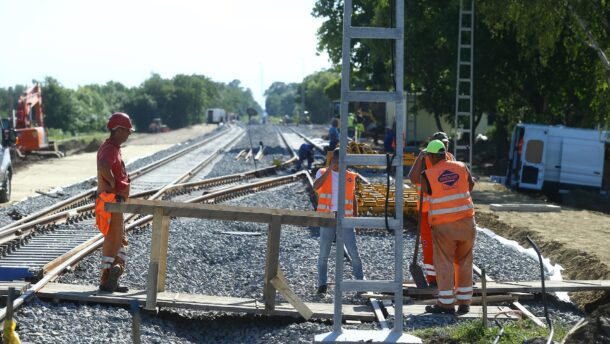 Nincs nyári szünet: folyamatosan épül a tram-train 30