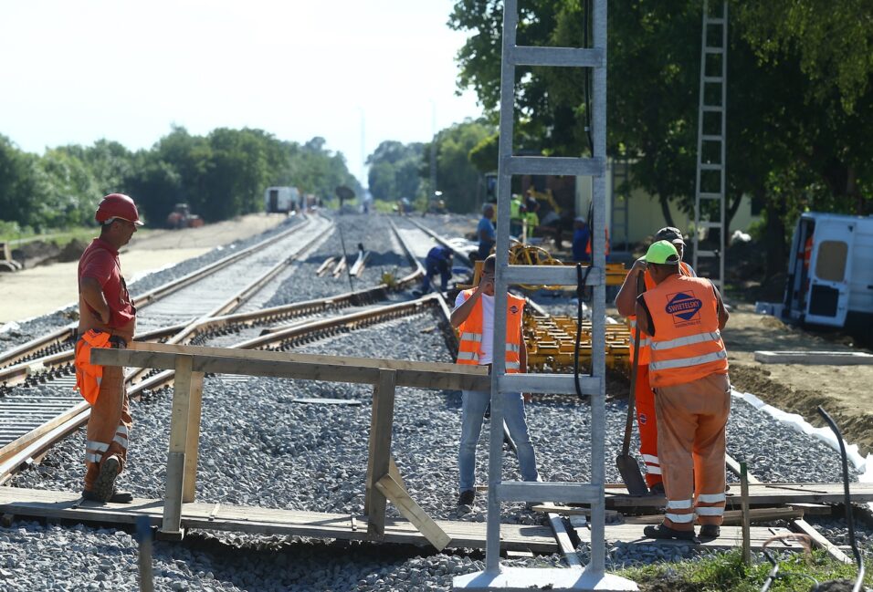 Nincs nyári szünet: folyamatosan épül a tram-train 30