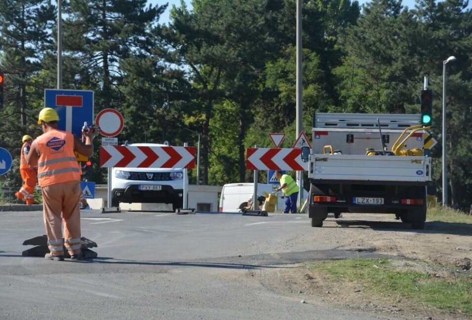 Szentségelő autósok: 10 napra lezárták az Ady Endre utcai vasúti átjárót 2