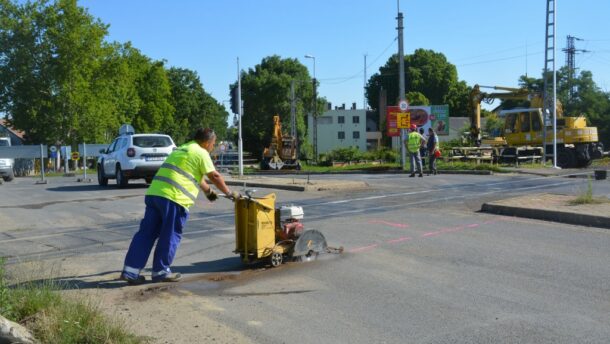 Szentségelő autósok: 10 napra lezárták az Ady Endre utcai vasúti átjárót 4