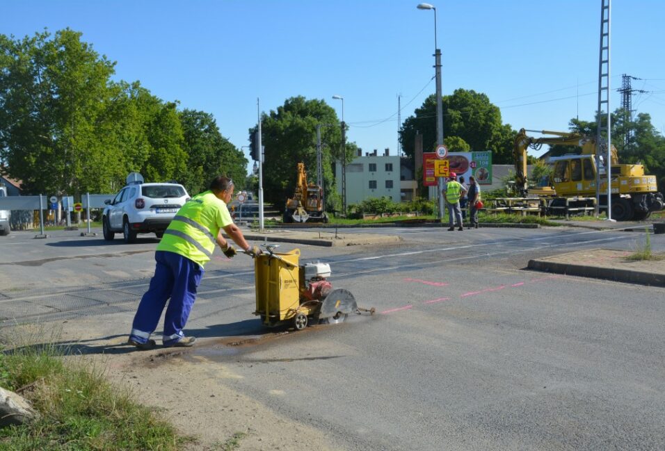 Szentségelő autósok: 10 napra lezárták az Ady Endre utcai vasúti átjárót 4