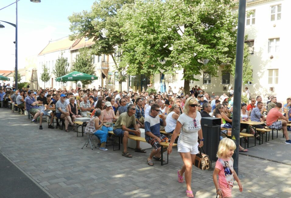 Tömött padsorok a vb-döntőn a vásárhelyi sétálón (videó) 2