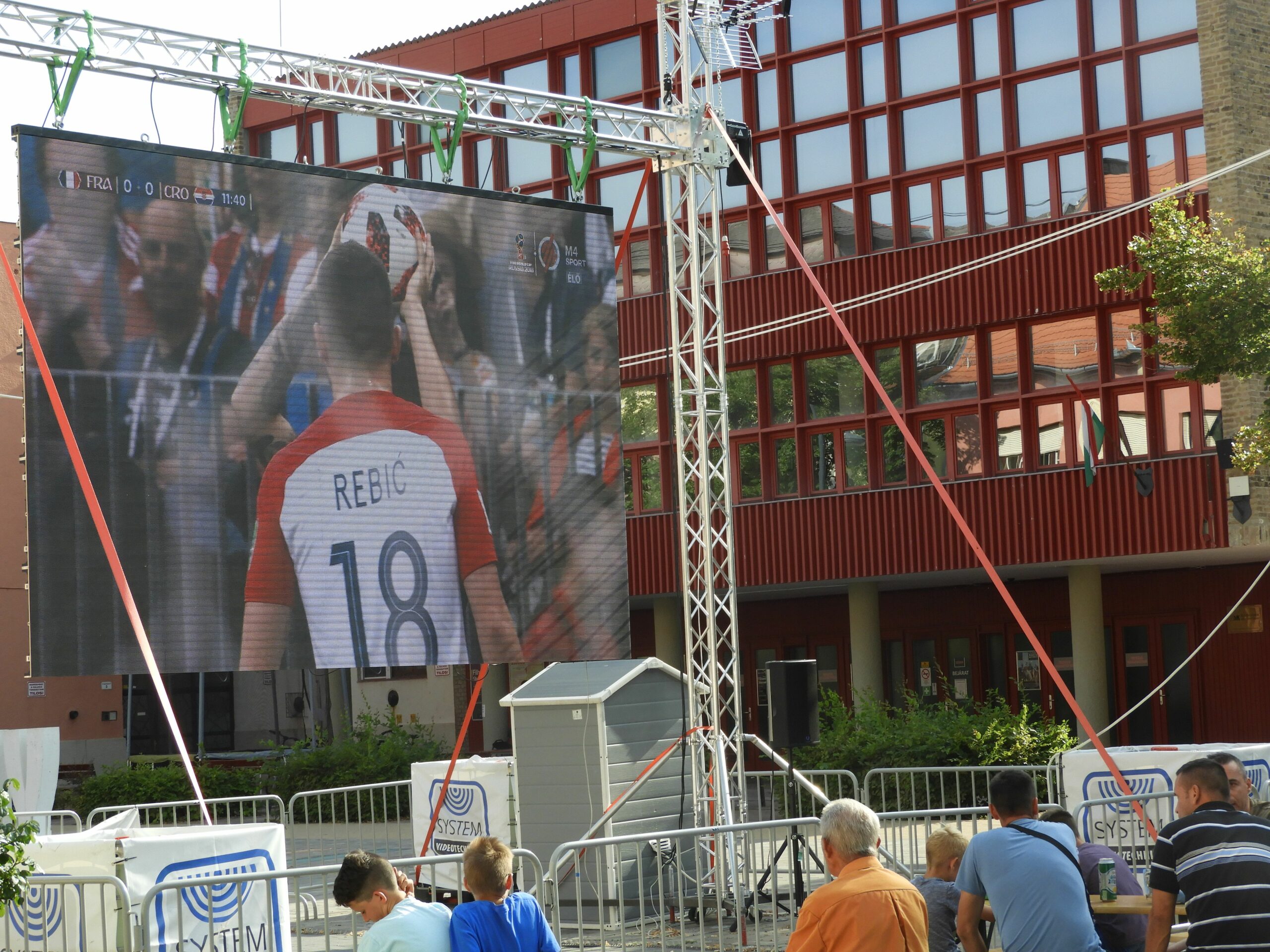 Tömött padsorok a vb-döntőn a vásárhelyi sétálón (videó) 7