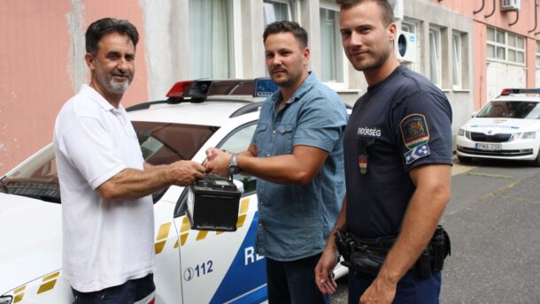 Akkumulátorokat és szerszámokat is egy férfi 1