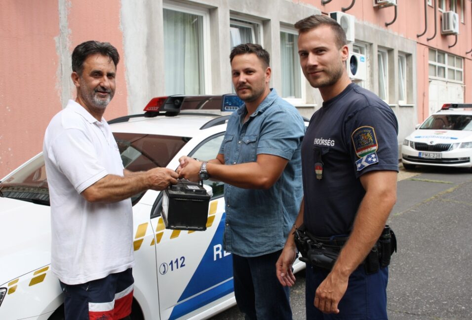 Akkumulátorokat és szerszámokat is egy férfi 1
