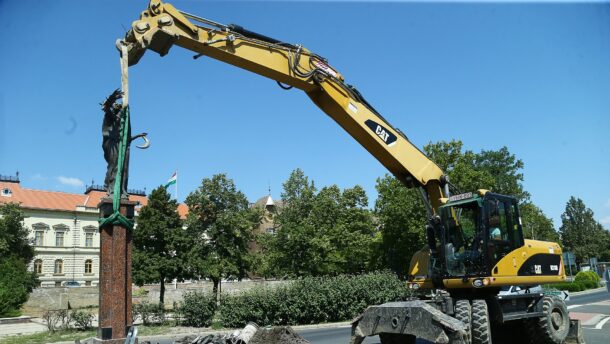 Elköltözik a szobor az Ady-körforgalomból 4