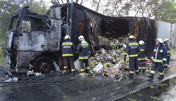 Lezárták a 44-es főutat egy kigyulladt kamion miatt