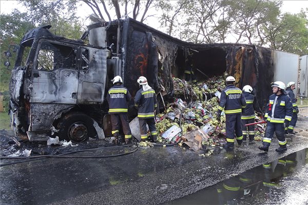 Lezárták a 44-es főutat egy kigyulladt kamion miatt