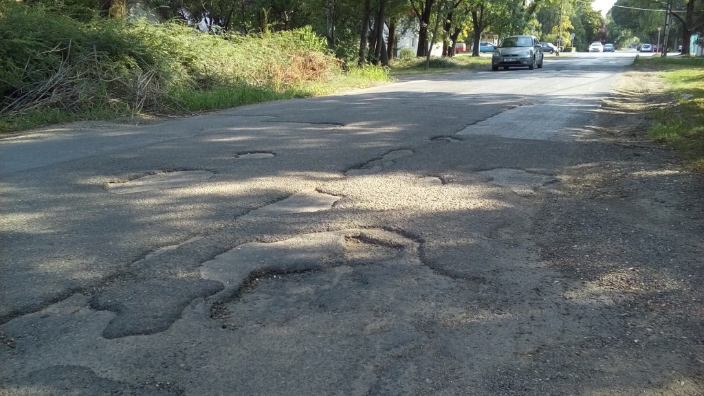 Lyuk hátán lyuk a Rárósi úton – szavazóval 1