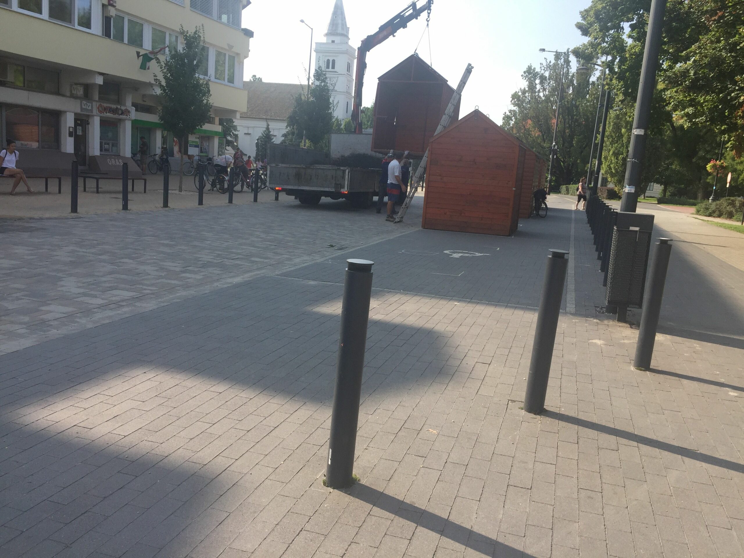 Már érkeznek a faházak a Kossuth térre 1