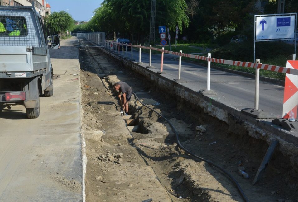 Megkezdődött a villamosvasút pályaépítése a Bajcsyn