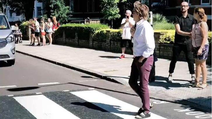 Paul McCartney ismét átment az Abbey Road zebráján