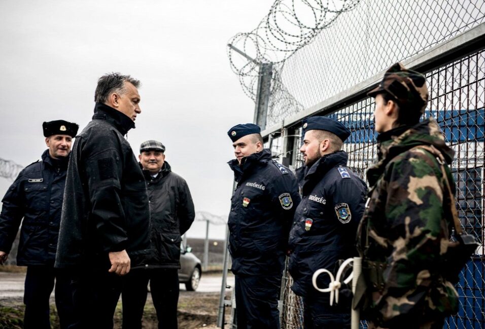 Orbán Viktor a kerítésnél