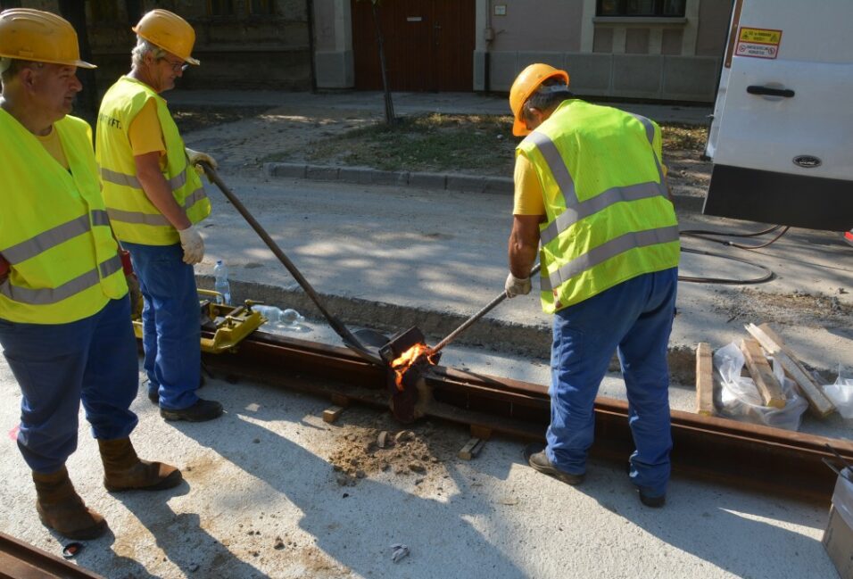 A Bajcsyn már hegesztik a tram-train síneit