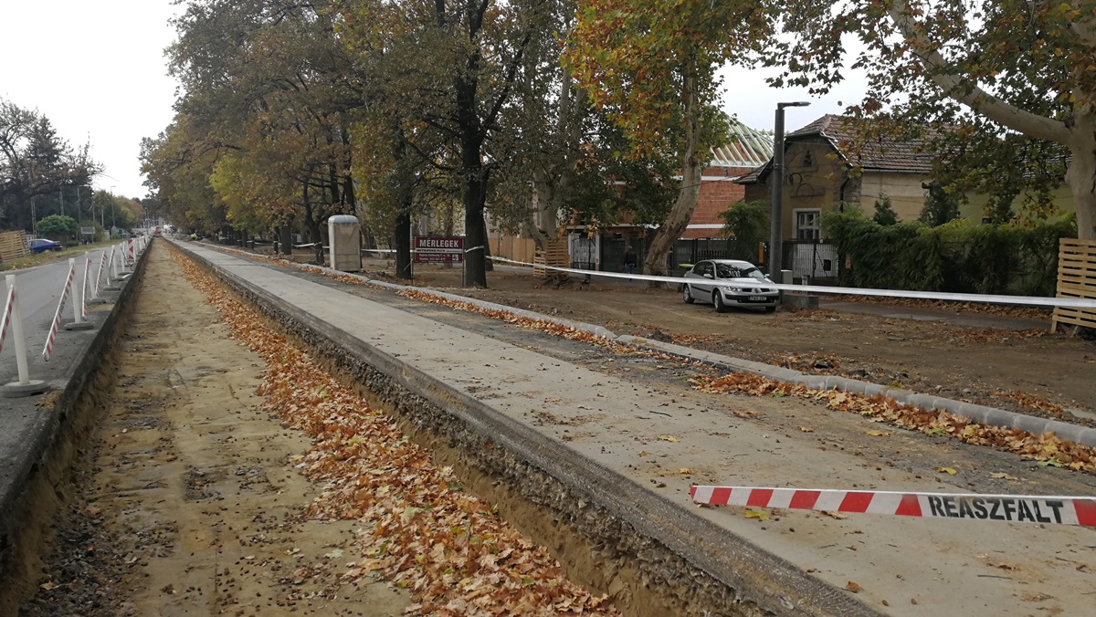 Egyre hosszabb a sín – így áll a tram-train építése Vásárhelyen 1