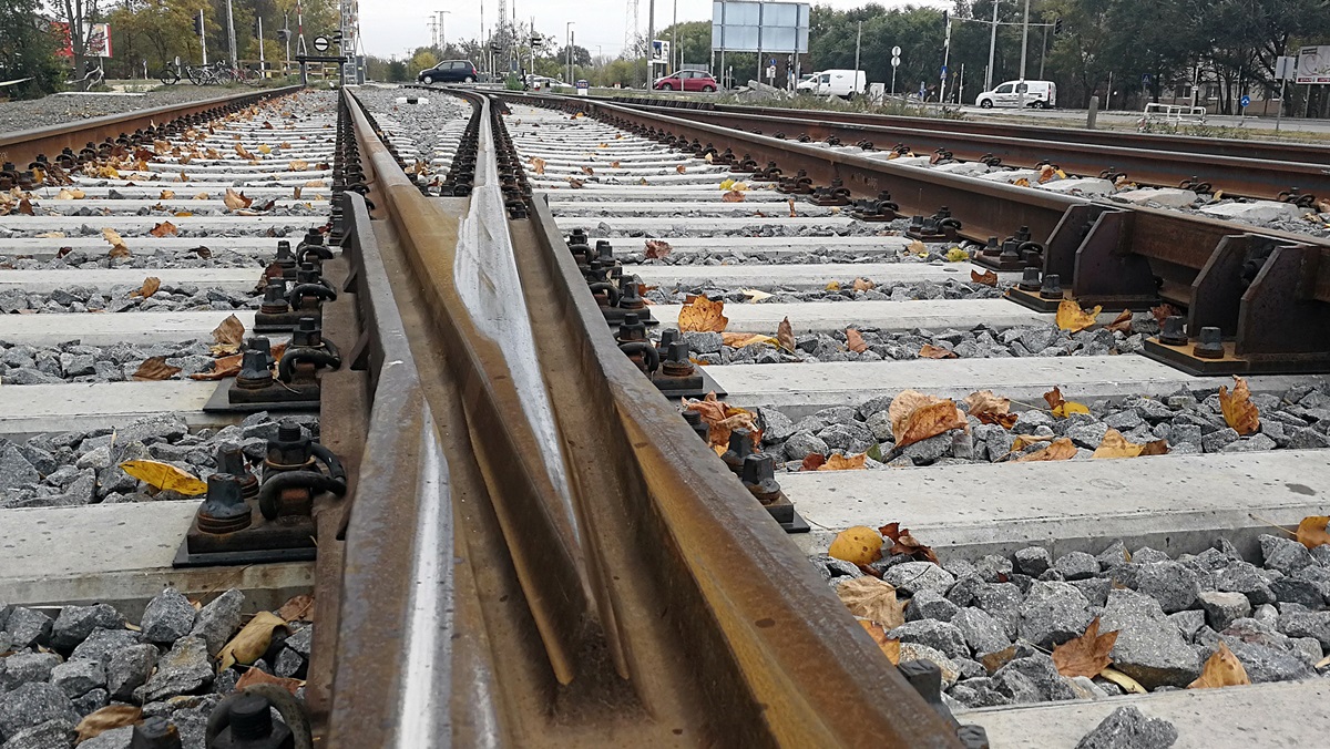 Egyre hosszabb a sín – így áll a tram-train építése Vásárhelyen 6