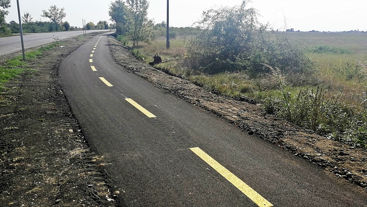 Elkészült a kerékpárút: biztonságban biciklizhetünk Vásárhely és Makó között