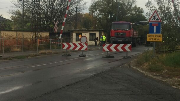 Lezárták a vasúti átjárót a Síp utcán 1