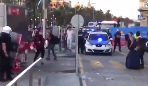 Megint brutális migránsháború tört ki Barcelonában – videó