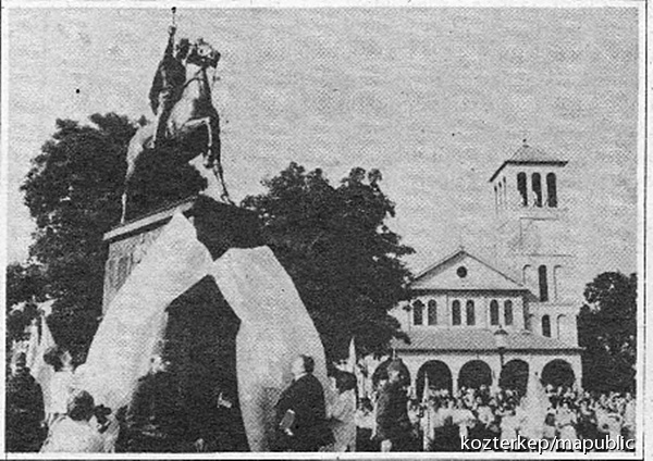 Megrepedt a Szent István-szobor "névtáblája" 1