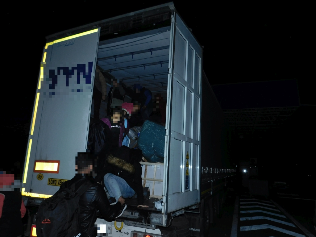 Több tucat illegális migráns egy török kamionban 1