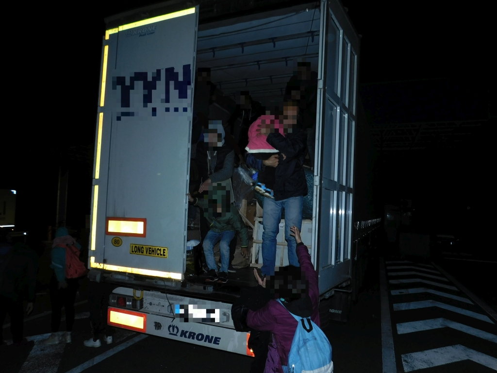 Több tucat illegális migráns egy török kamionban 2