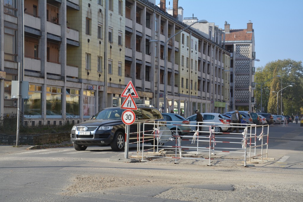 Aszfaltoztak a kirakatsoron 1