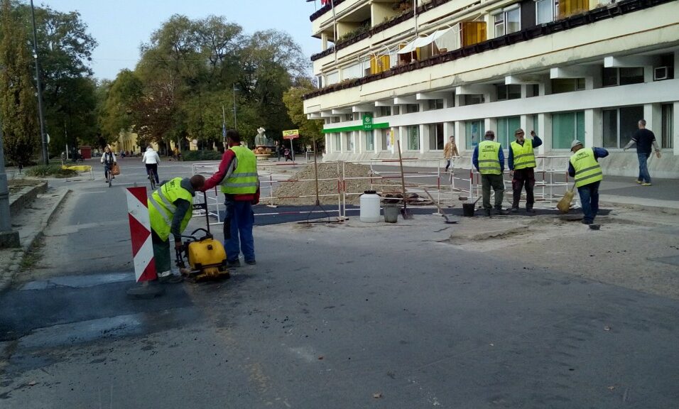 Aszfaltoztak a kirakatsoron