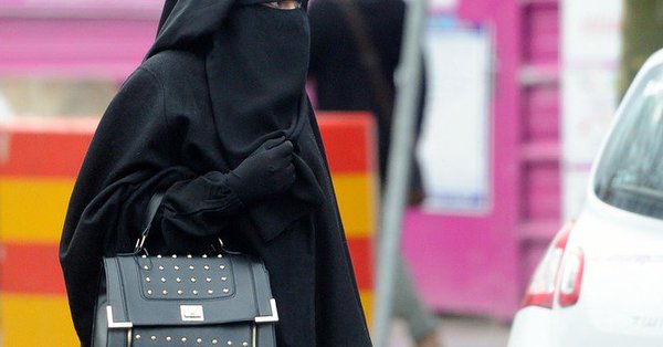 Egy sorosista muszlim nő a burka szabad viseléséért perli a francia államot