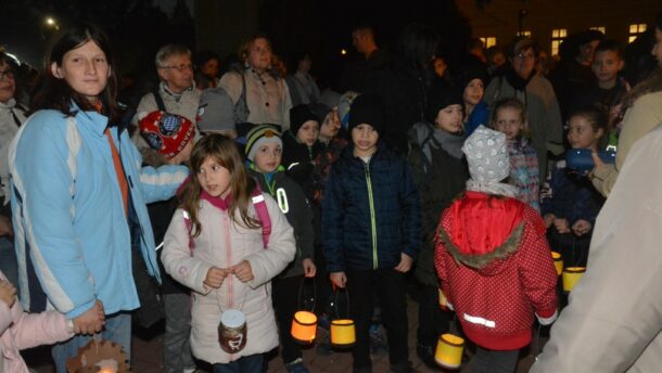 Lampionnal sétáltak a Szent István suli diákjai