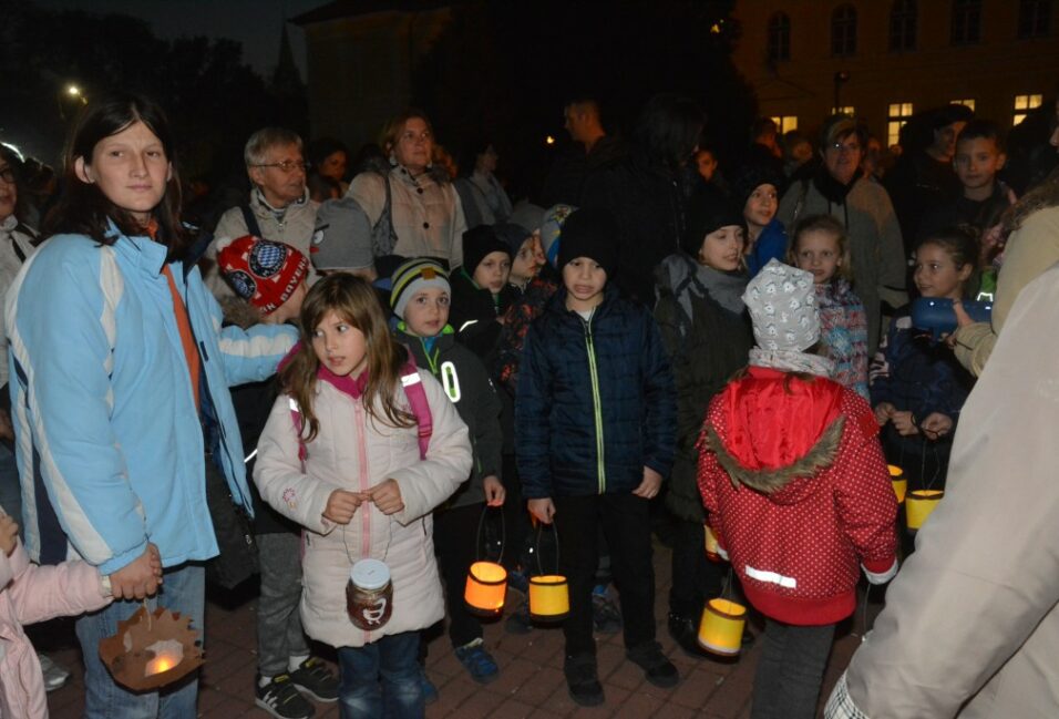 Lampionnal sétáltak a Szent István suli diákjai