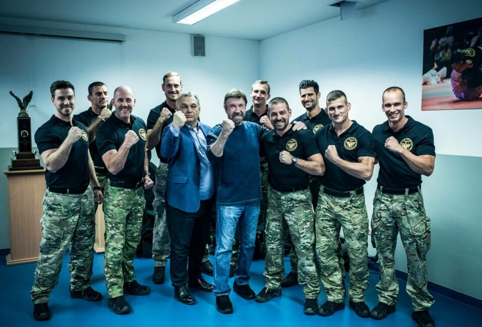 Orbán Viktor és Chuck Norris megvillantotta a jobbost!