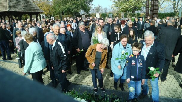 „Vásárhely és minden vásárhelyi atyja volt” – felszentelték Almási István síremlékét 6