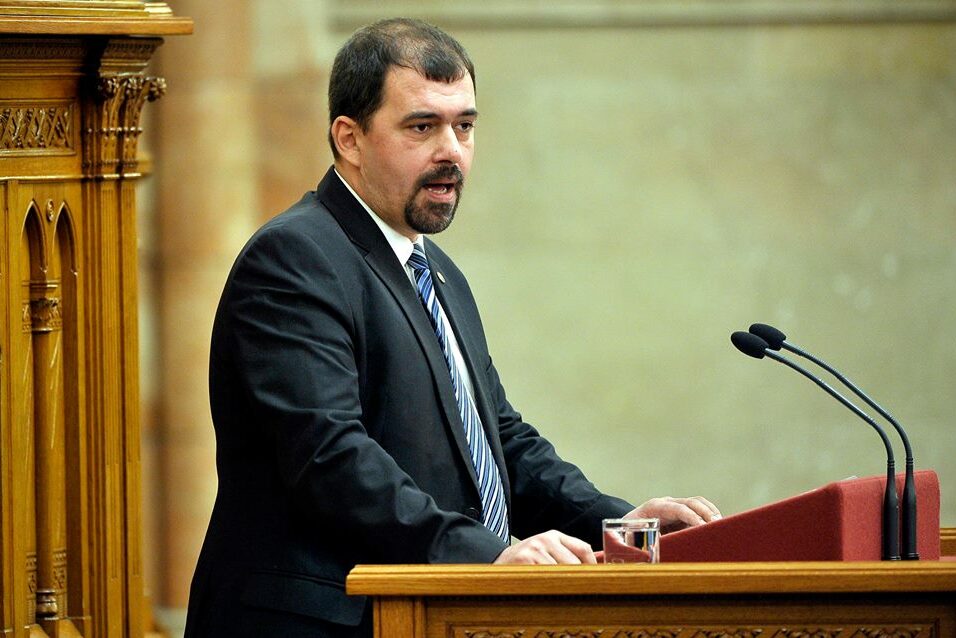 A Jobbik elnöke megvédte a zsidózó Szávayt