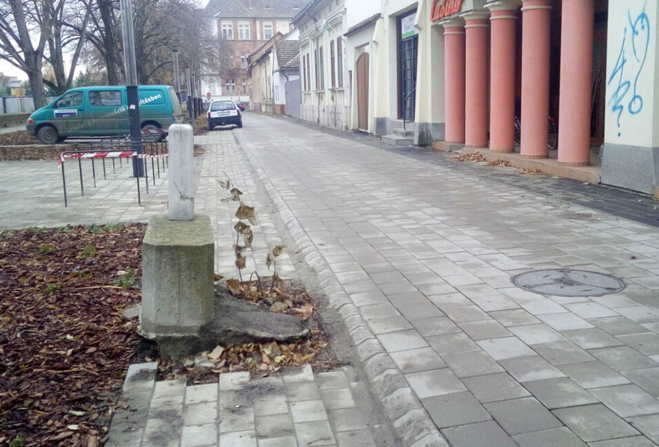 "Apró" bökkenő a Hősök terén