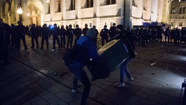 Drogos, autótolvaj: A rendőrökre támadó őrizetbe vett ellenzékiek java elítélt bűnöző 1