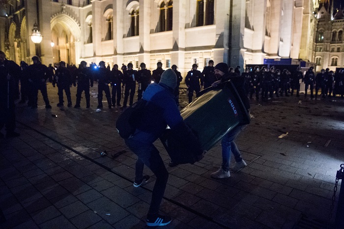 Drogos, autótolvaj: A rendőrökre támadó őrizetbe vett ellenzékiek java elítélt bűnöző 1