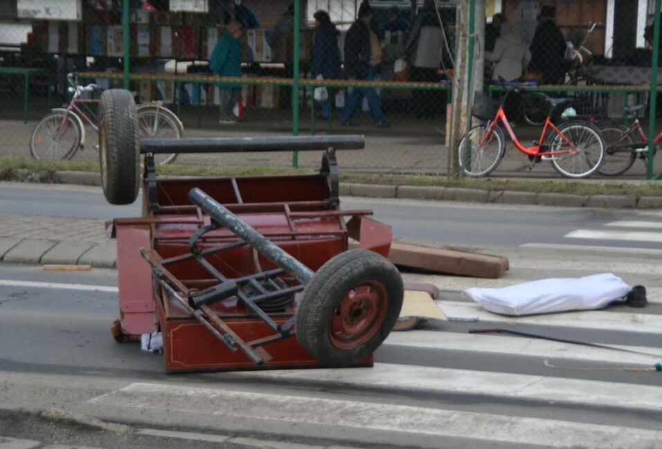 Felborult egy lovaskocsi a vásárhelyi piacnál 2
