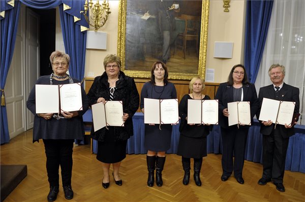 Fülöp: a nevelőszülői hálózat lehetőséget ad a családban nevelkedésre 1