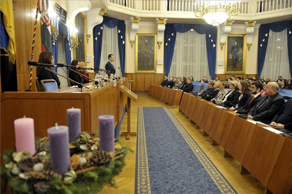 Fülöp: a nevelőszülői hálózat lehetőséget ad a családban nevelkedésre